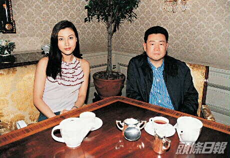 李嘉欣1989年成為劉鑾雄紅顏知己，當年劉鑾雄仍未跟元配寶詠琴離婚。